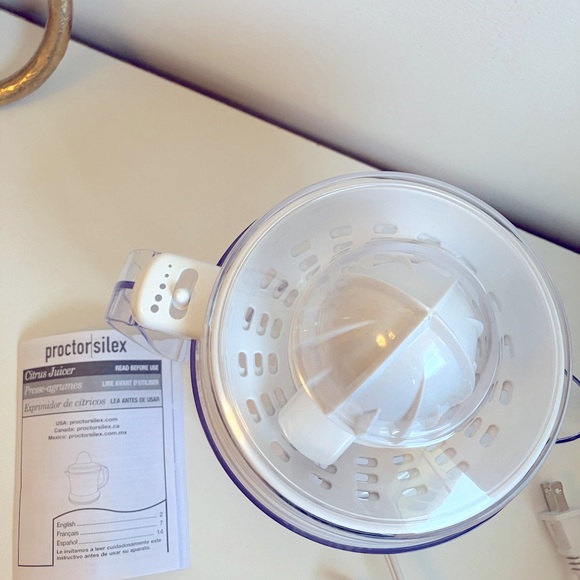 SOLD - Brand New and Unused Proctor-Silex 34 oz Citrus Juicer - Picture 4 of 4